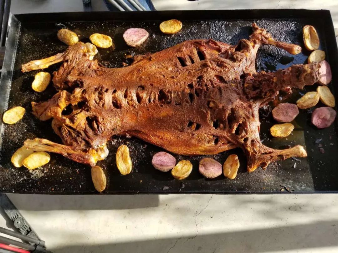 民勤烤全羊,在民勤沙漠烤全羊