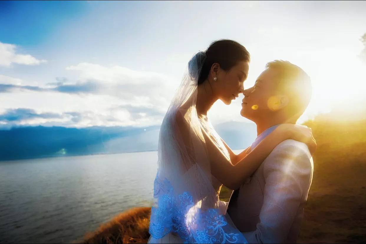 拍婚纱照一般几套衣服最好,在外景拍婚纱照选择什么颜色婚纱