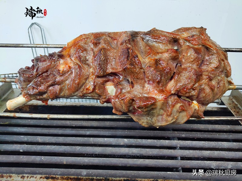 羊肉最适合夏天食用,正宗烤羊腿外酥里嫩的关键