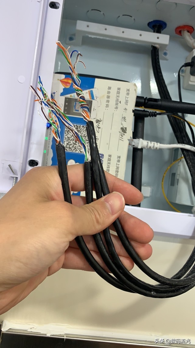 给老板装八个水晶头，我收费100二老板却付了200，难道是付错了？