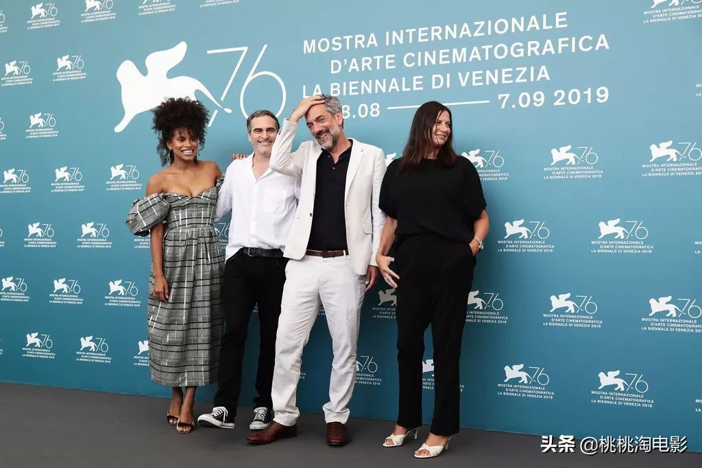 华金菲尼克斯名利场采访,华金菲尼克斯小丑西装