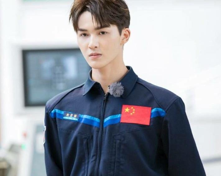 朱正廷滑沙,朱正廷空翻动图