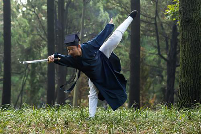 4米高墙一跃而上！陈师行再现轻功绝学，不同于闫芳雷公之流