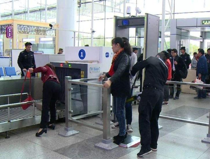 过安检包里装的东西都会被看到吗,过安检的时候能看清包里的东西吗