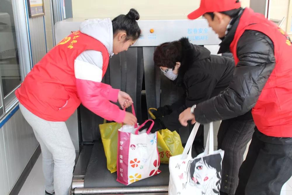 白银:爱心志愿者成为汽车站春运一道最亮风景线