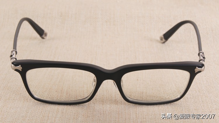 板材眼镜鼻托掉了怎么配,板材眼镜鼻托如何卸下来