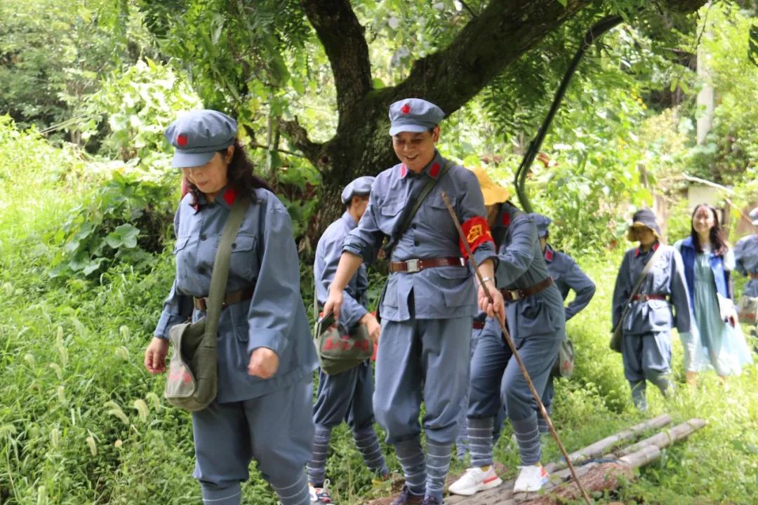 上井冈传承火种守初心，下豫章接续奋斗图新志——学校井冈山拓展培训活动纪实