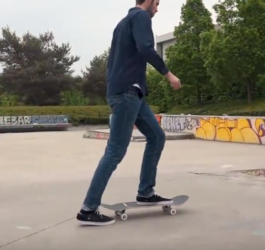 滑板怎么刹车新手教学,滑板怎么骑怎么刹车