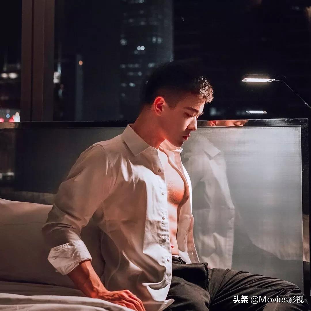 穿短裤比汪小菲还好看！奶凶腱子肉小狼狗，浴室照疯狂撩粉！