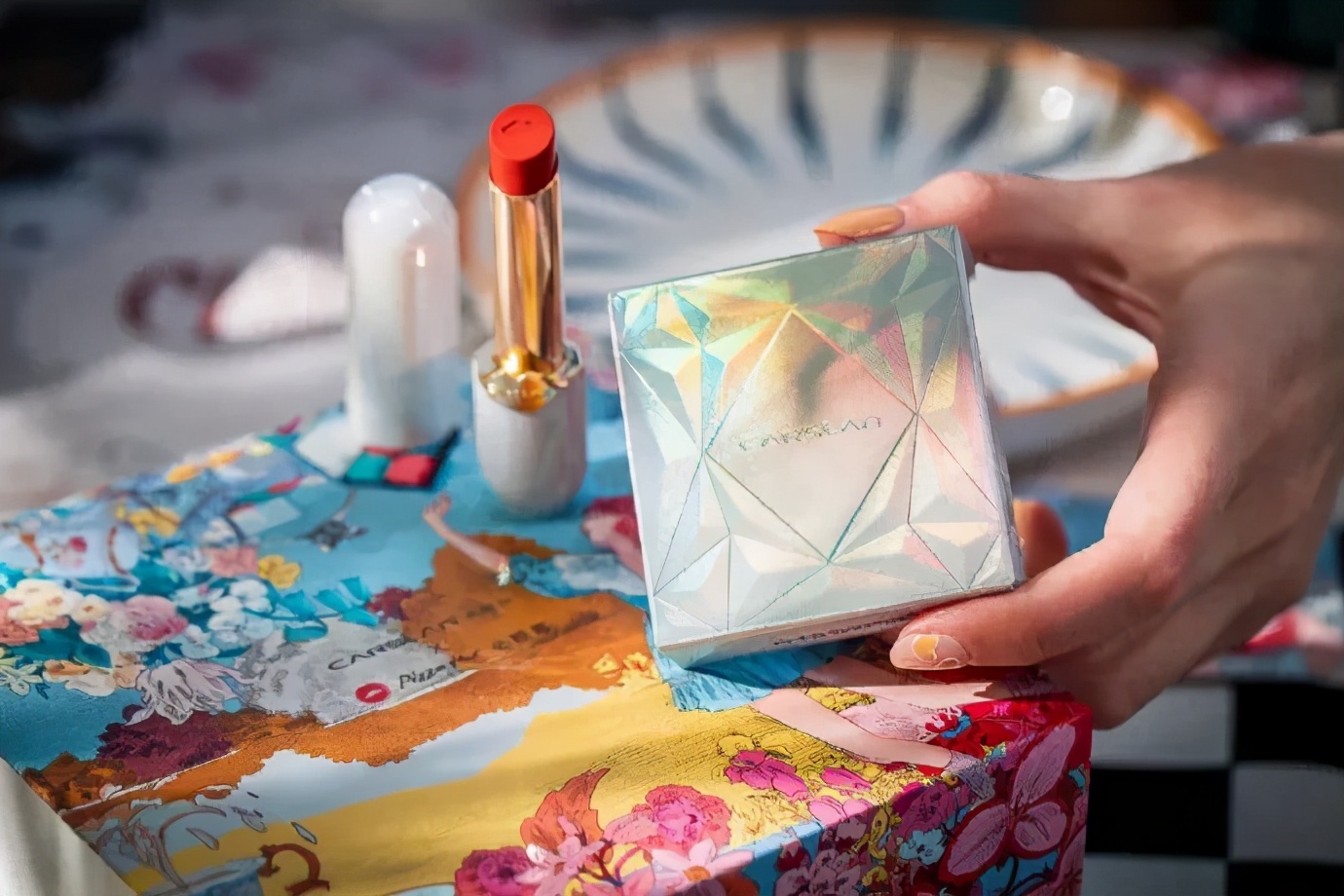 卡姿兰x必胜客的“下午茶”主题彩妆包装,梦回爱丽丝