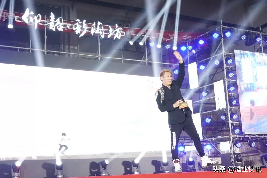 老歌老酒老字号，彩陶坊之夜群星晚会璀璨绽放