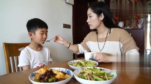 小伙饿死家中原因,男孩被饿死在家中发现大量食物