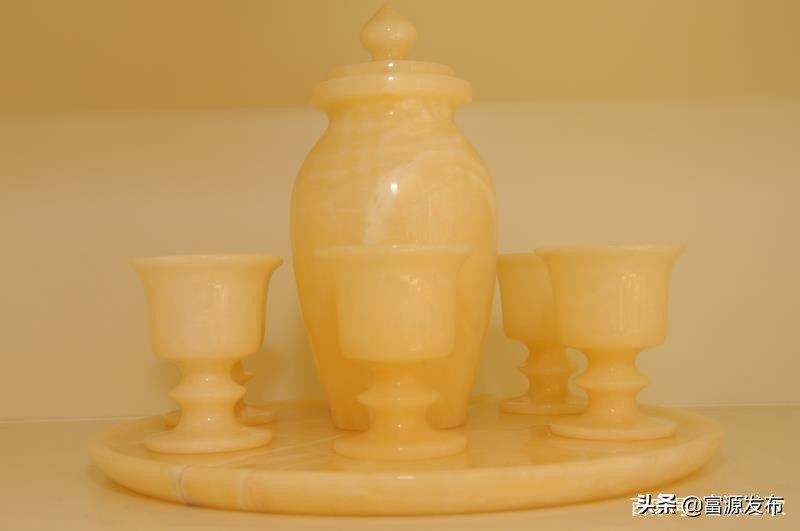 富源：曹跃兴创办佳景石材公司生产加工米黄松香玉工艺品名气大増