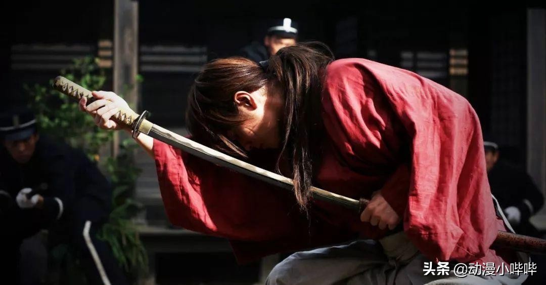 “人不中二枉少年”，这些帅气的二次元拿伞姿势，你曾模仿过吗？