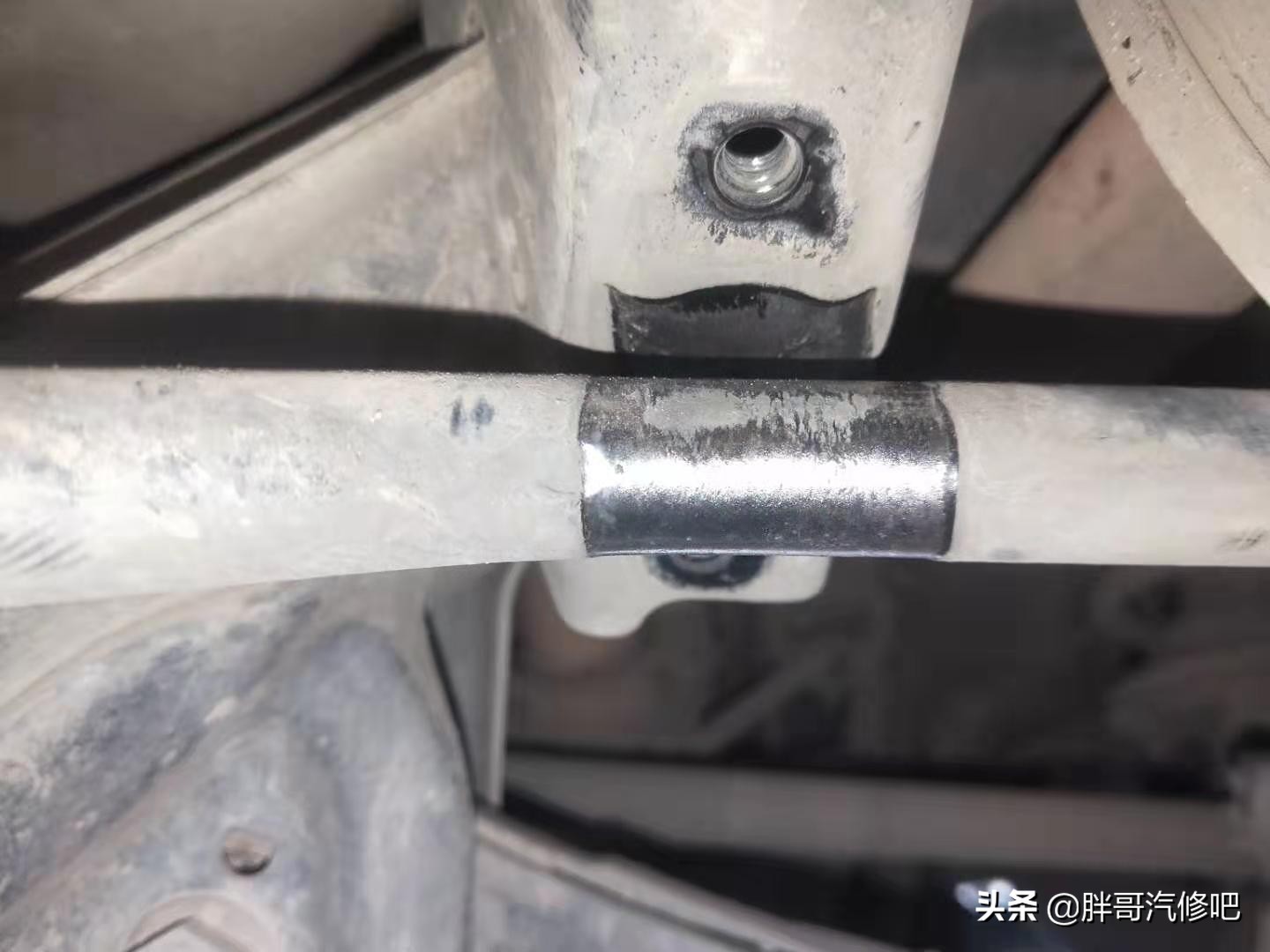 底盘减震器异响,打方向减震器响底盘异响