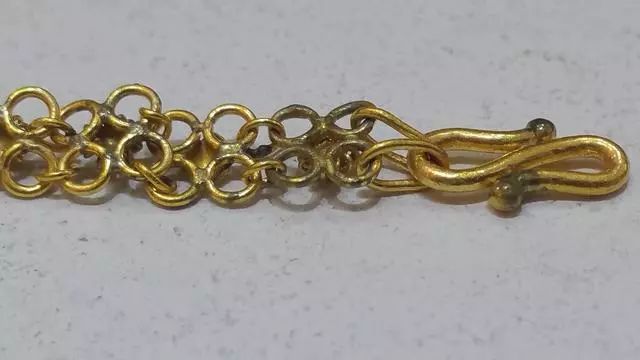 黄金首饰生锈是不是假的,买了很多年的黄金首饰是假的