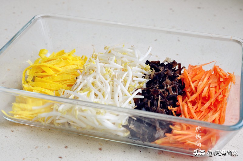 春饼这样做薄如蝉翼劲道又好吃,薄如蝉翼的春饼和面比例