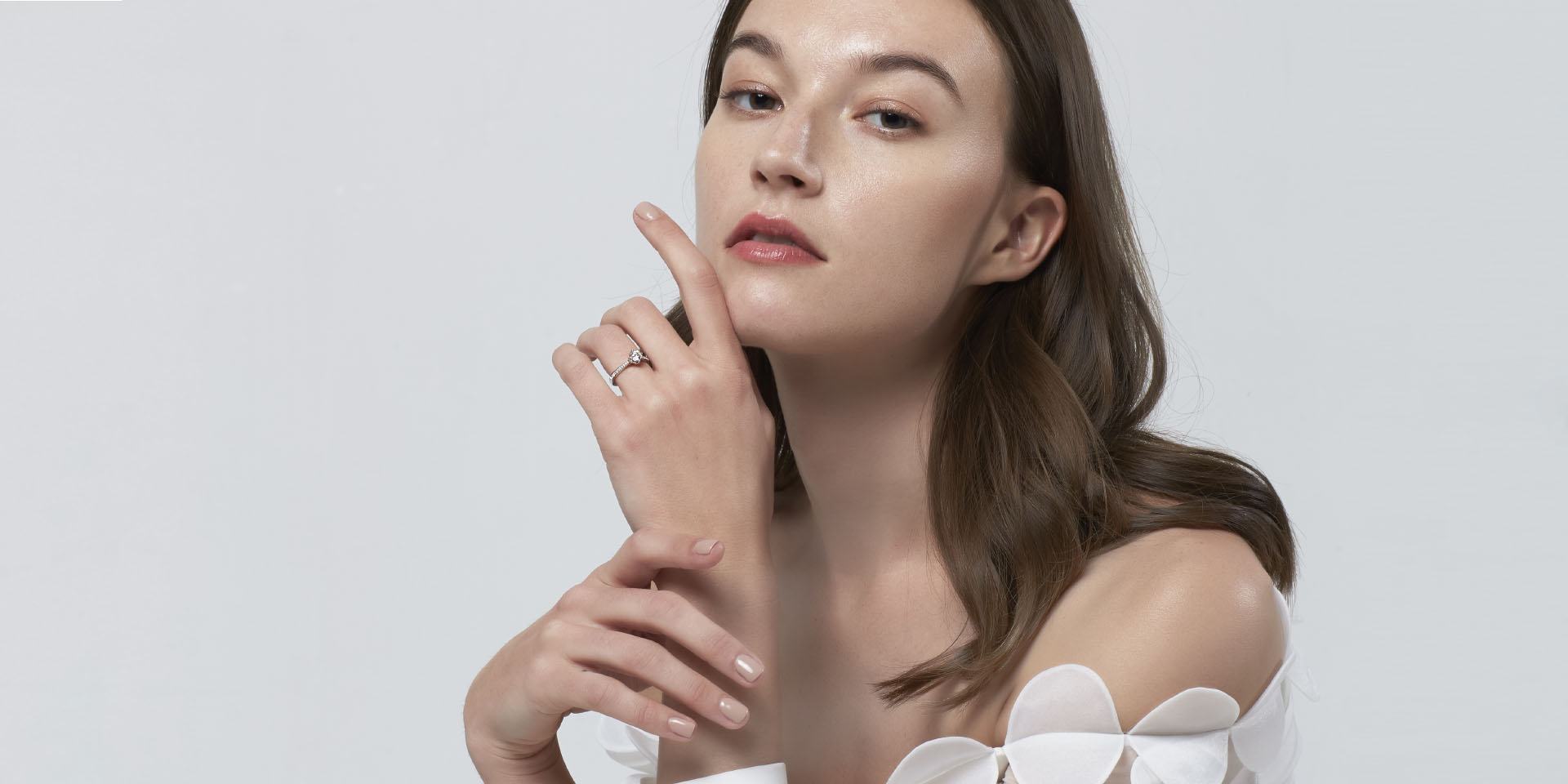 女生右手食指和中指同时戴戒指,女生右手中指戴戒指是什么意思