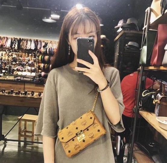 mcm马鞍包和lv圆筒包选哪个,还在背烂大街的包包吗