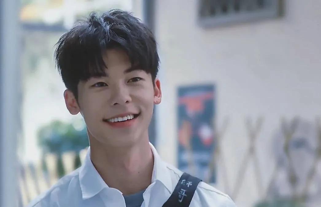 哪个男星演的狐狸精好看,长得像狐狸精的男明星