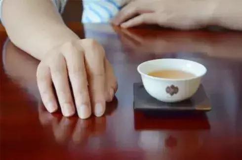 功夫茶敲桌子三下啥意思,功夫茶敲三下桌面