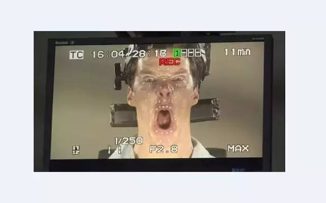 眼睛有三种颜色的长脸男人，这家伙真的什么都能演