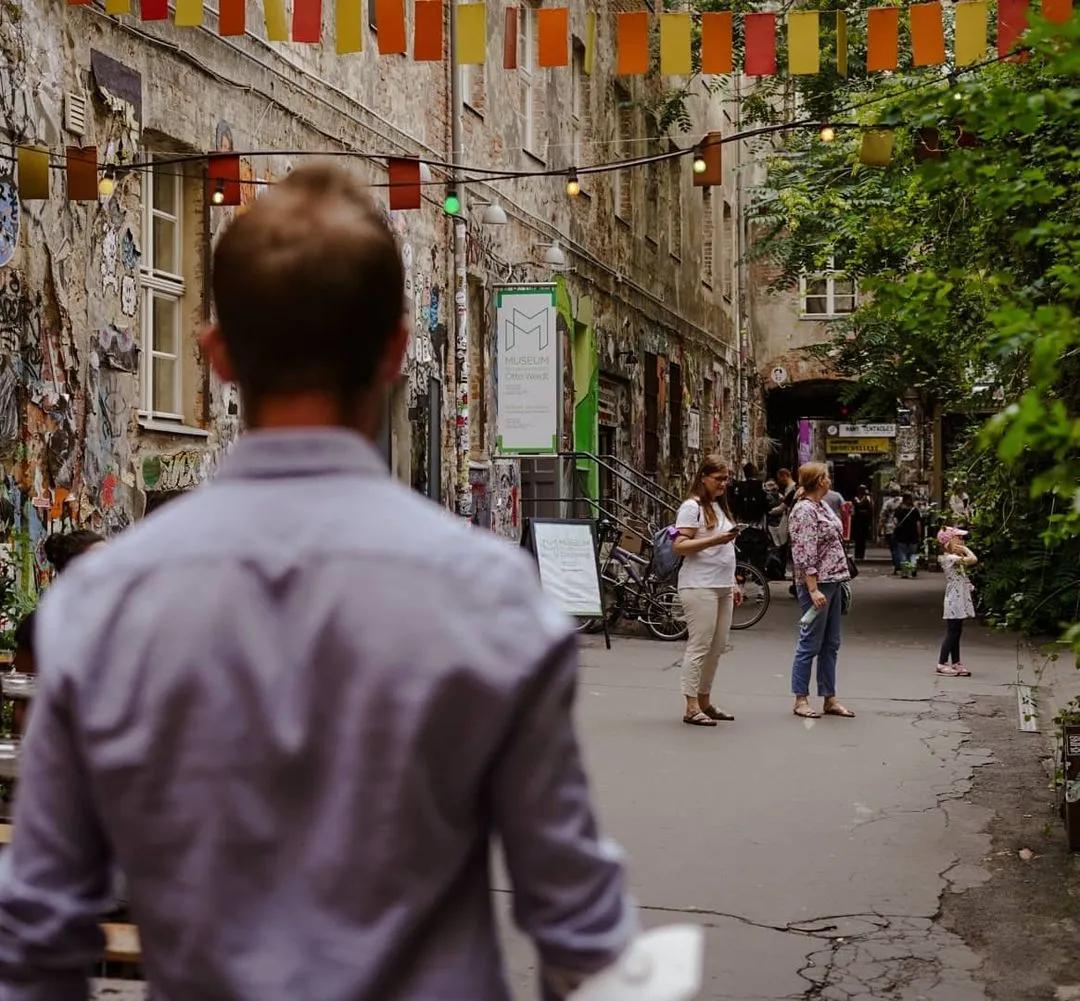 贫穷且性感，解锁“亚文化之都”的小众体验