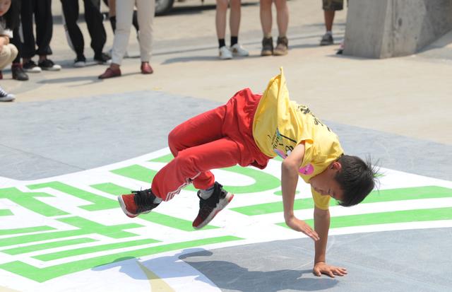 “安利‘511’我要腰”今开晒街舞争霸不服来战pick钟意小蛮腰