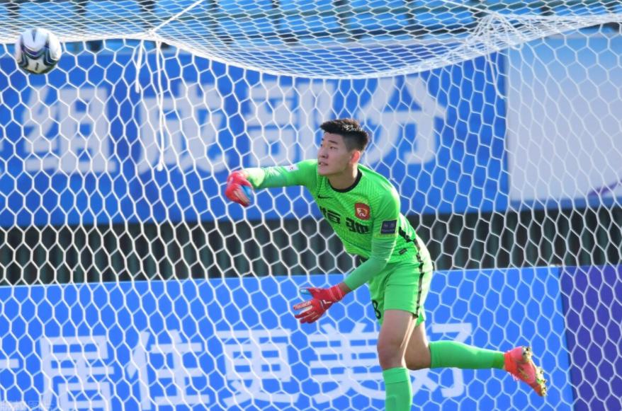 足协杯惊现门将换衣服改踢前锋！恐怕又要成为别国的爆笑足球了