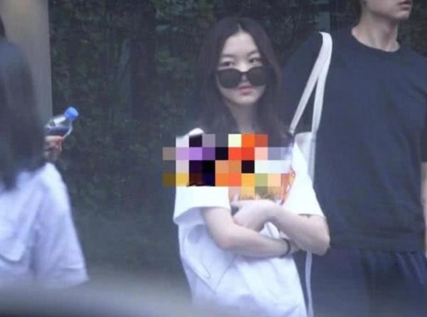 王菲女儿李嫣15岁多高,王菲女儿李嫣晒照越来越成熟了