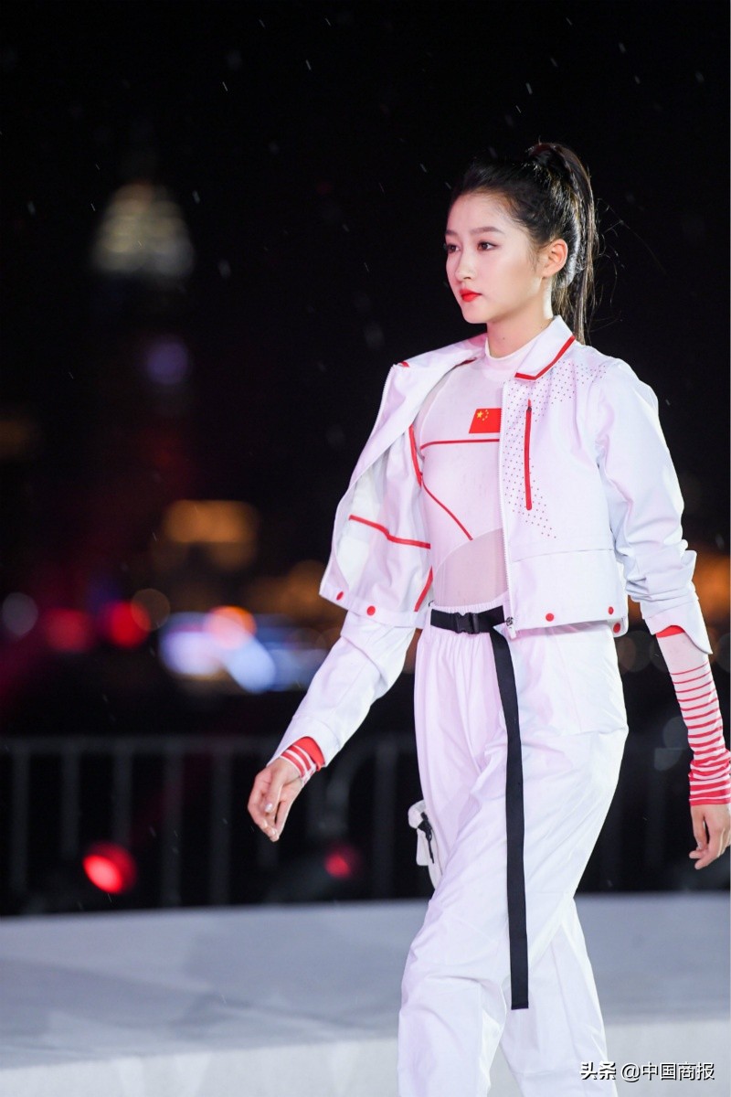 安踏首次超越耐克,品牌服饰大清仓安踏