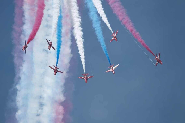 飞机在空中排放的烟是什么,飞机空中拉的烟是什么