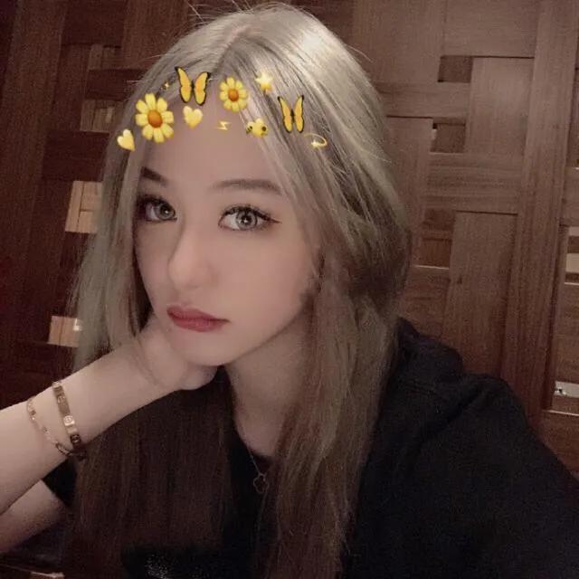 前国脚范志毅女儿晒照，露背装+名牌背包，与爸爸三婚妻子似姐妹