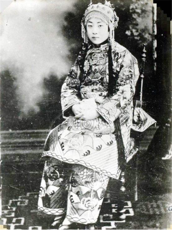 她本是*楼青***女妓**,嫁给皇室宗亲身价12000金,李叔同为此削发出家