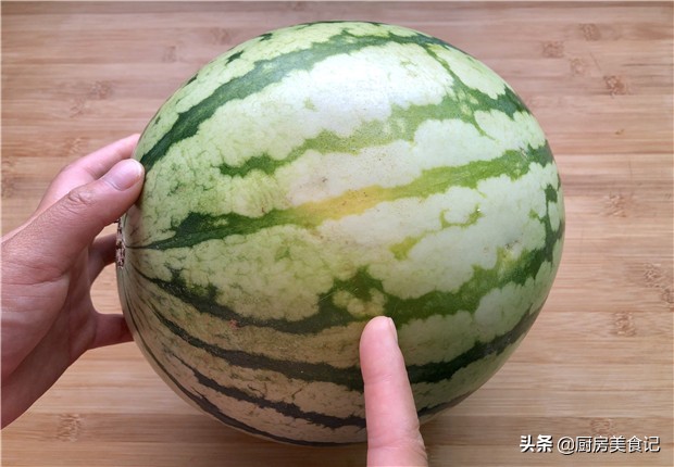 西瓜怎么挑才能挑到又脆又甜,挑选西瓜的小妙招有哪些