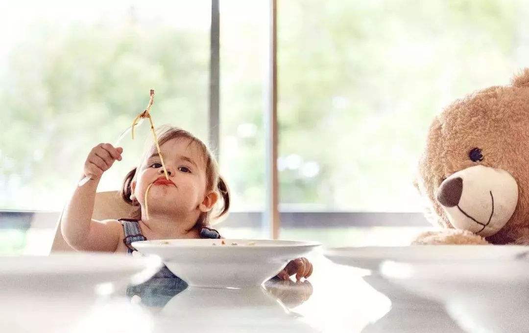 一直给孩子喂饭,怎么引导孩子自主进食