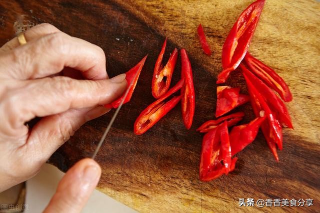 手被辣椒辣了用什么方法解,手指被辣椒辣了可以用冷水冲吗