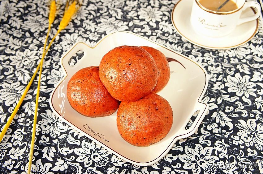 无麸质小米面粉馒头,早餐低脂牛奶和全麦馒头