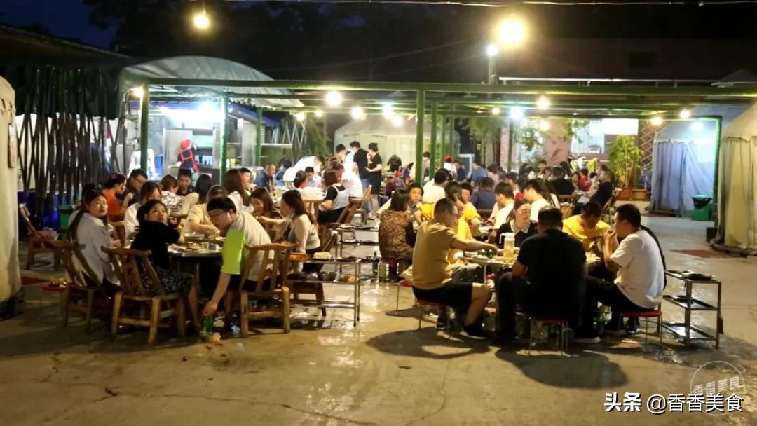 人山人海来吃肉,大哥小弟都说香
