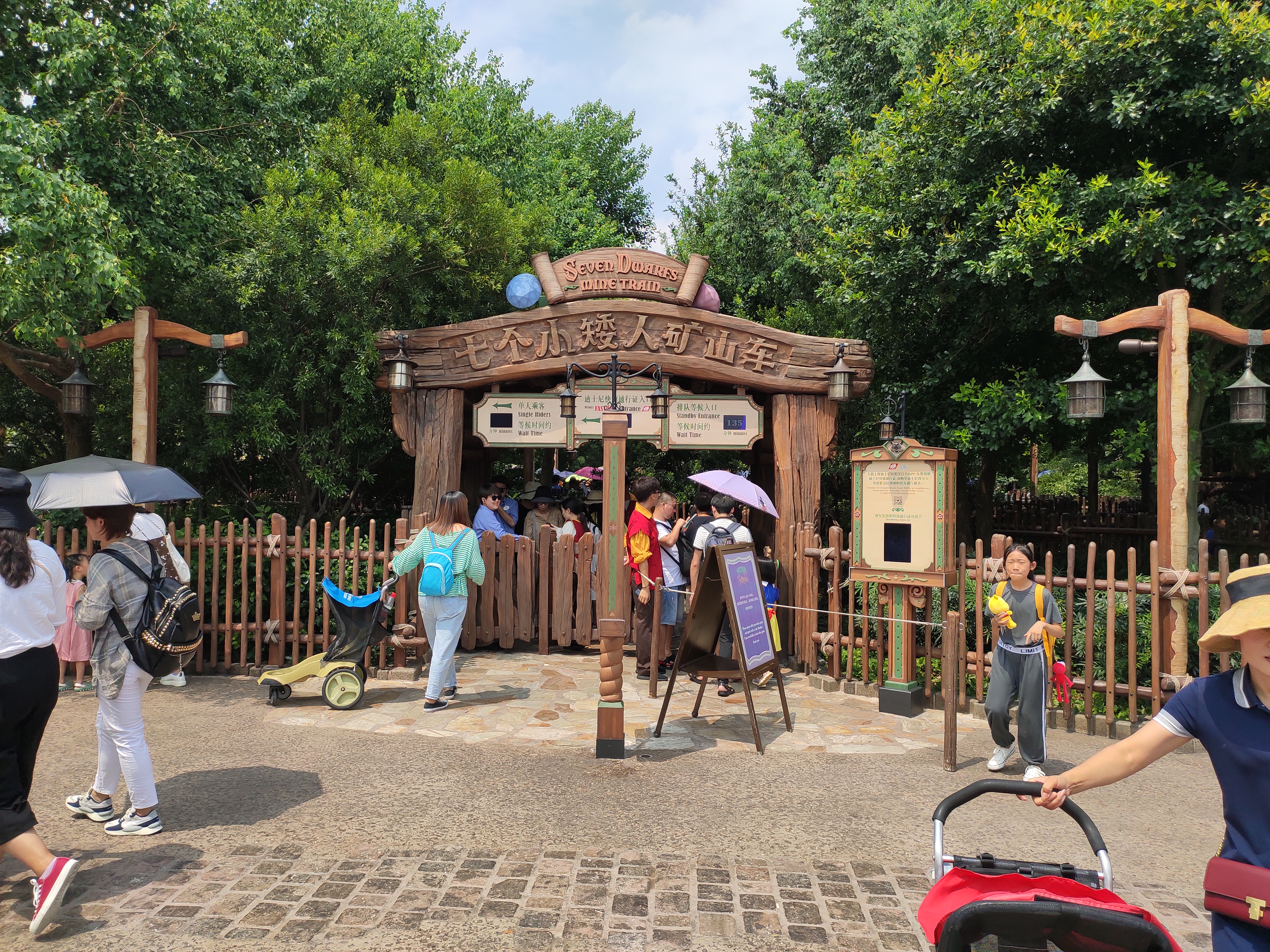 上海迪士尼一大一小旅游攻略,上海迪士尼吃住攻略讲解