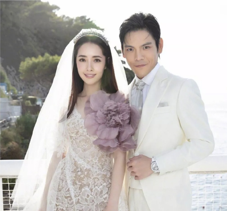 向佐郭碧婷婚礼值多少钱,向佐订婚戴的表