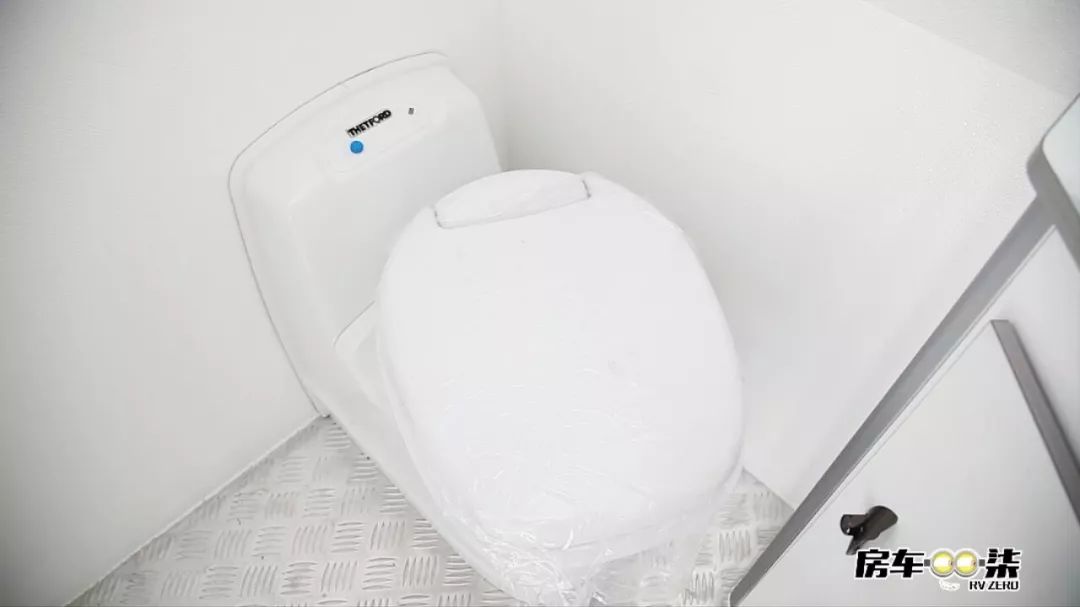 科斯升顶越野拖挂房车,平头轻卡双拓展自行式c型房车