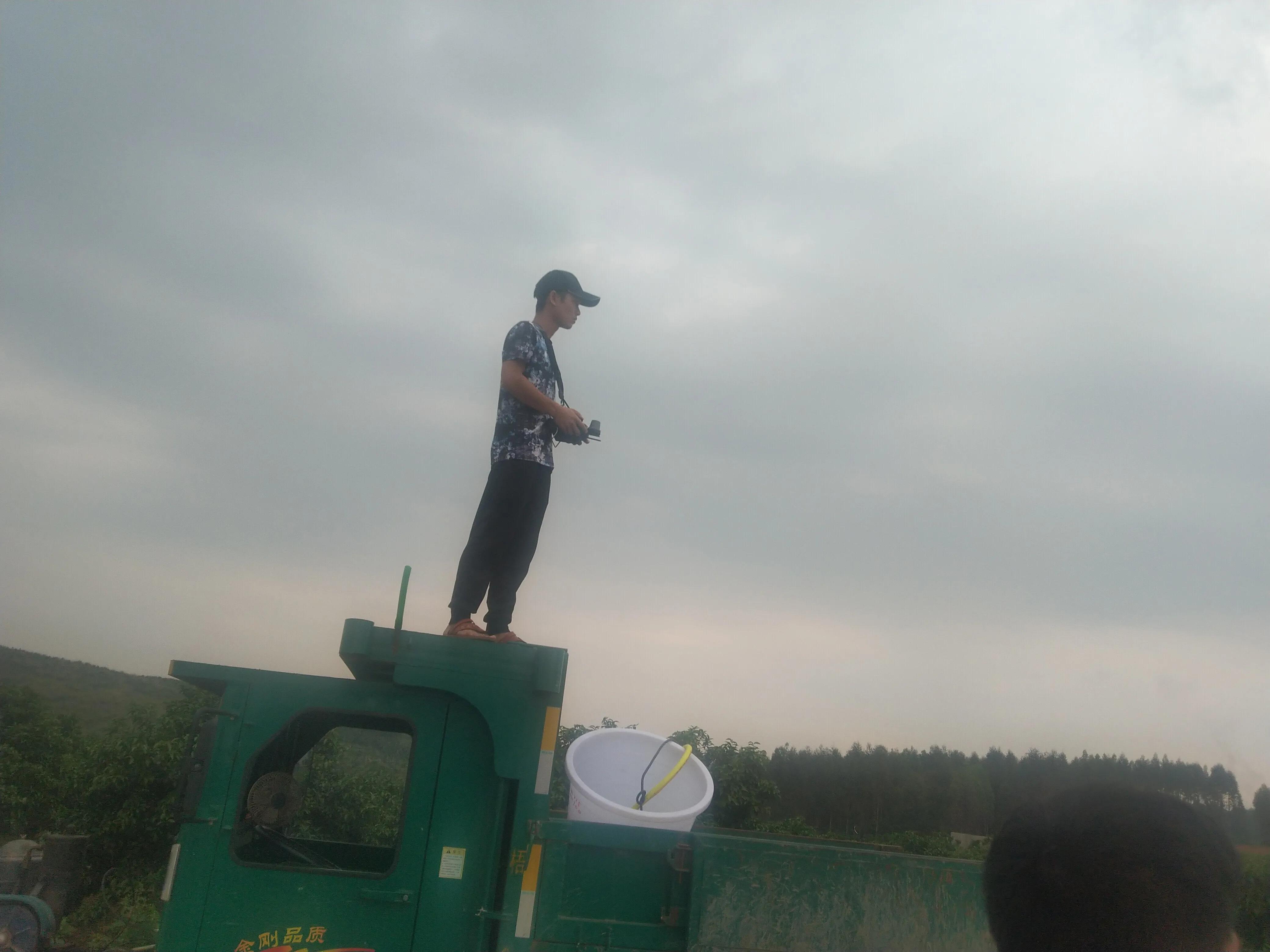 翱翔蓝天的无人机,翱翔蓝天下的大疆无人机