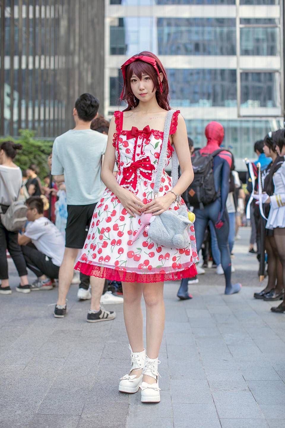 街拍潮人的二次元穿搭，樱桃洋装可爱萝莉风，百褶裙混搭可盐可甜
