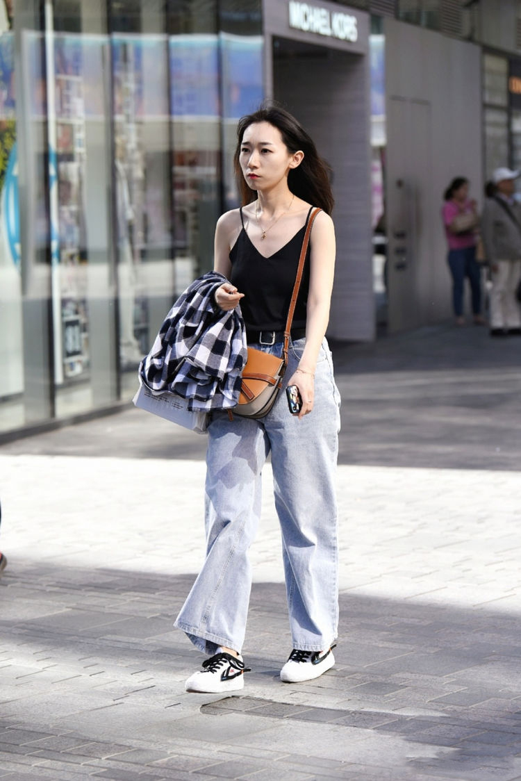 为什么夏天再热女生也穿长袖校服,夏天穿短裙是因为热吗