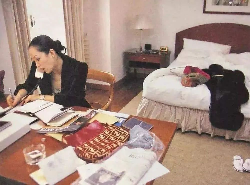 买垮两任富豪丈夫背债2.5亿,她还能翻身吗?