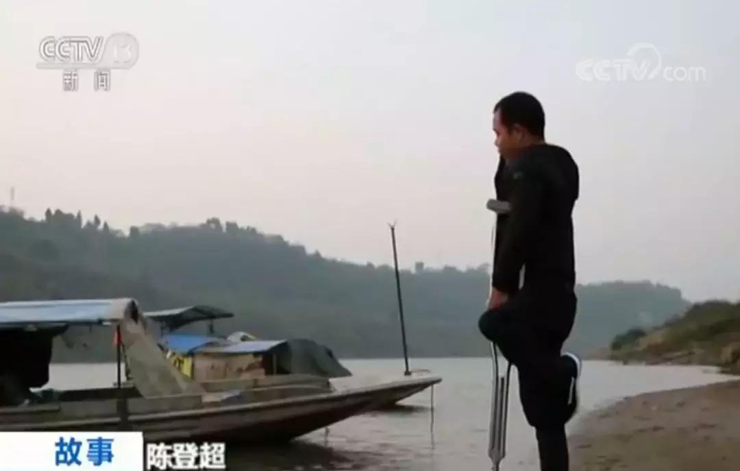 外卖小哥单腿送外卖原视频,单腿外卖小哥送餐视频