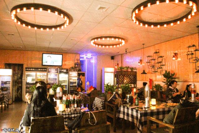 这家深藏在柳州磨滩路的扣子酒吧,扣子酒实在太好喝了