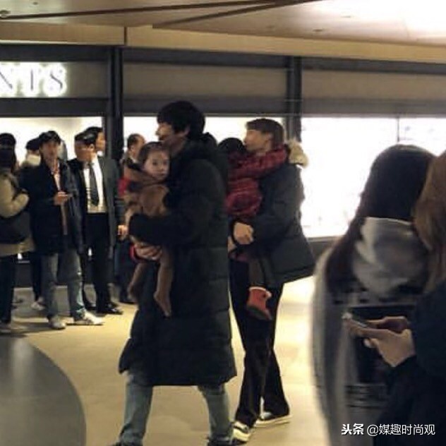 exo灿烈紧牵姐姐的手,exo灿烈照顾小孩