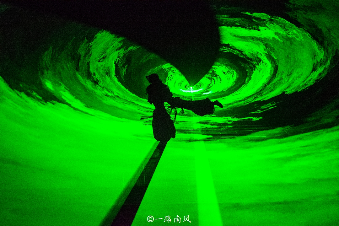 美女介绍丽江千古情景区,丽江千古情景区人多吗